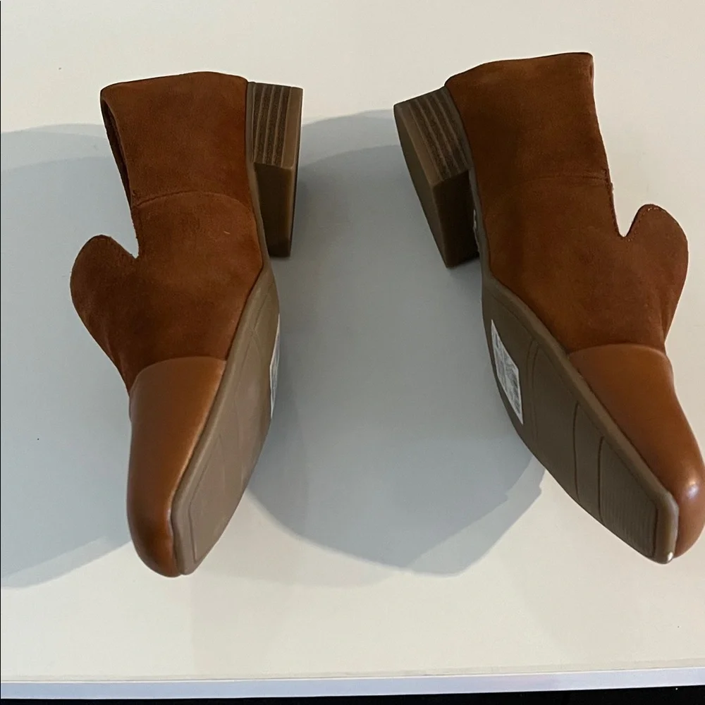 Clarks Women’s Brown‎ Suede and Leather Loafers Size 8